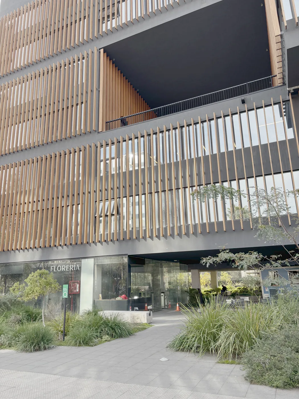 Fachada del edificio de la oficina, revestida con listones verticales de madera