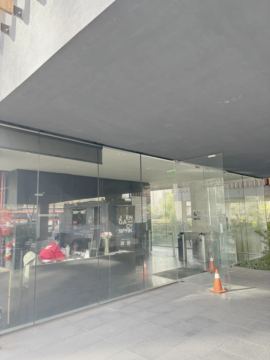 Entrada del edificio: un lobby con fachada de vidrio
