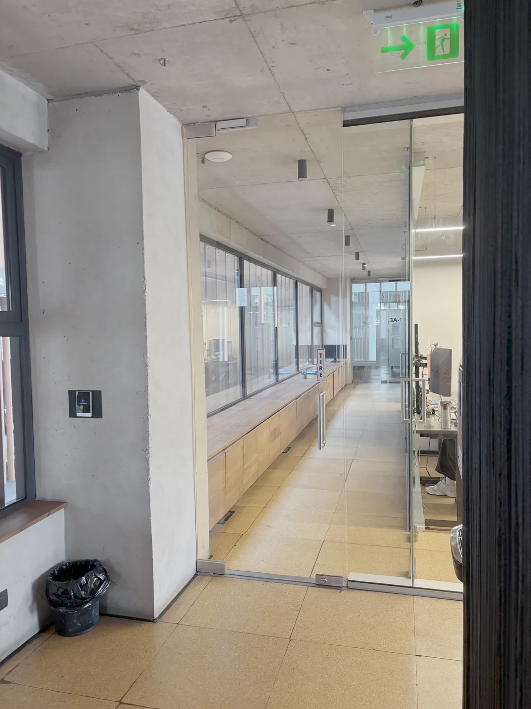 Pasillo interior del edificio que lleva a las oficinas