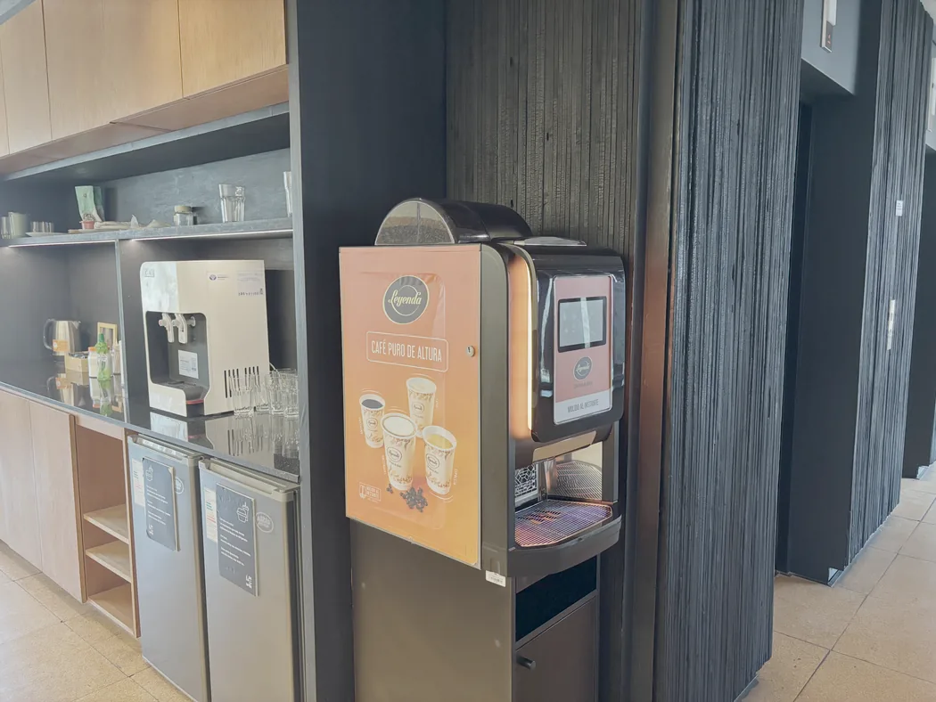 Cocina de la oficina con una máquina de café de grano