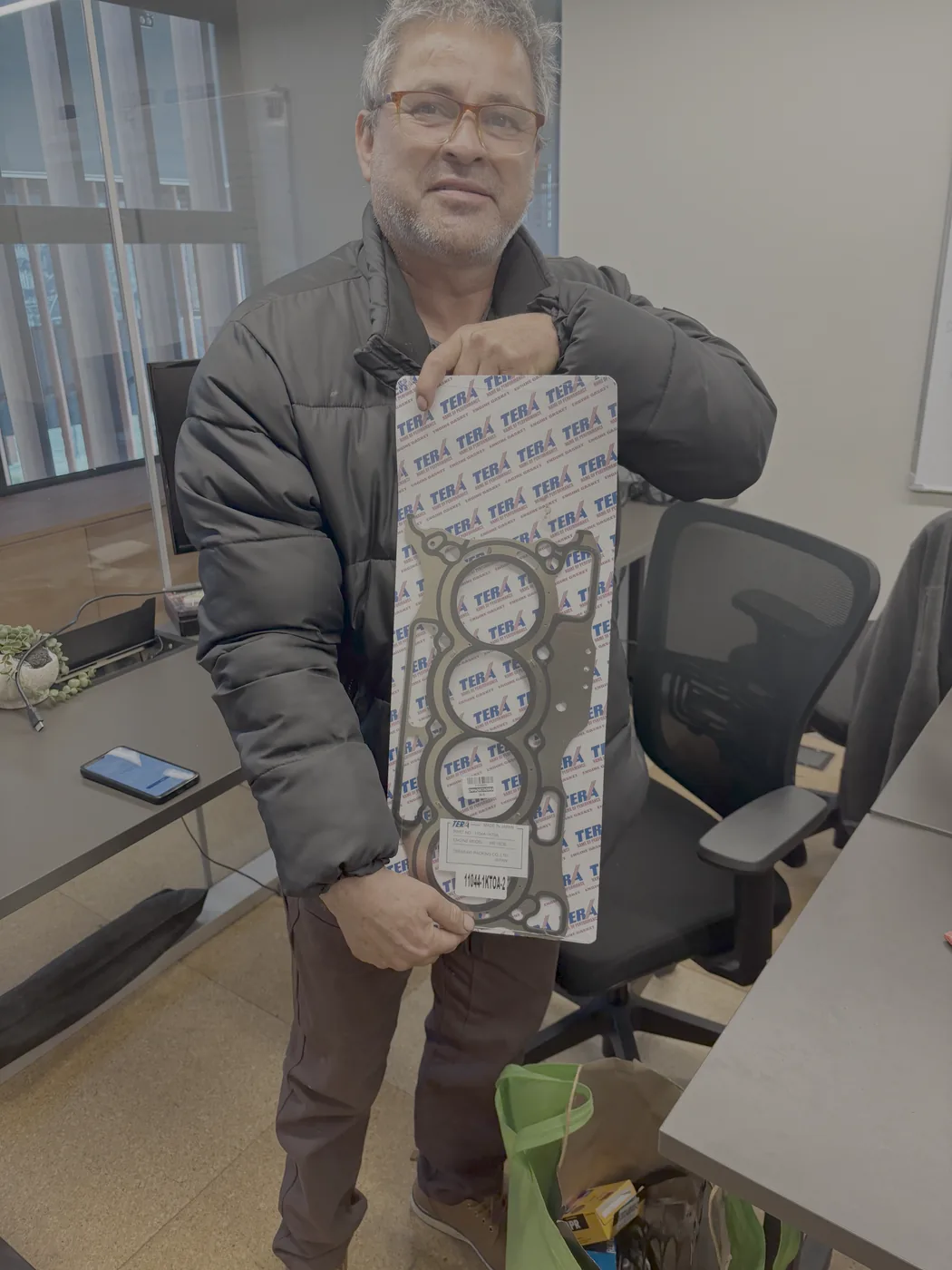 Cliente muestra el juego de empaquetaduras que recibió