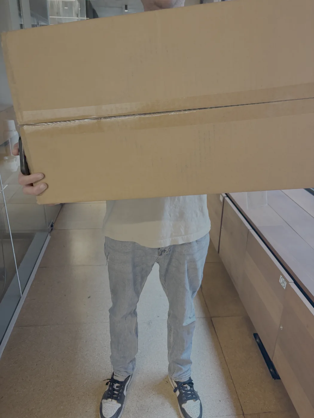 Cliente sostiene la caja con el repuesto que retiró