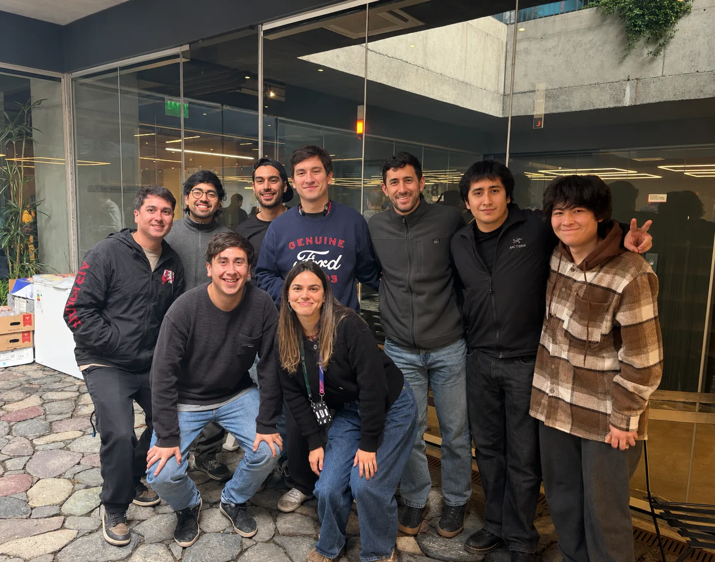El equipo de Repartes reunido en el patio de la oficina