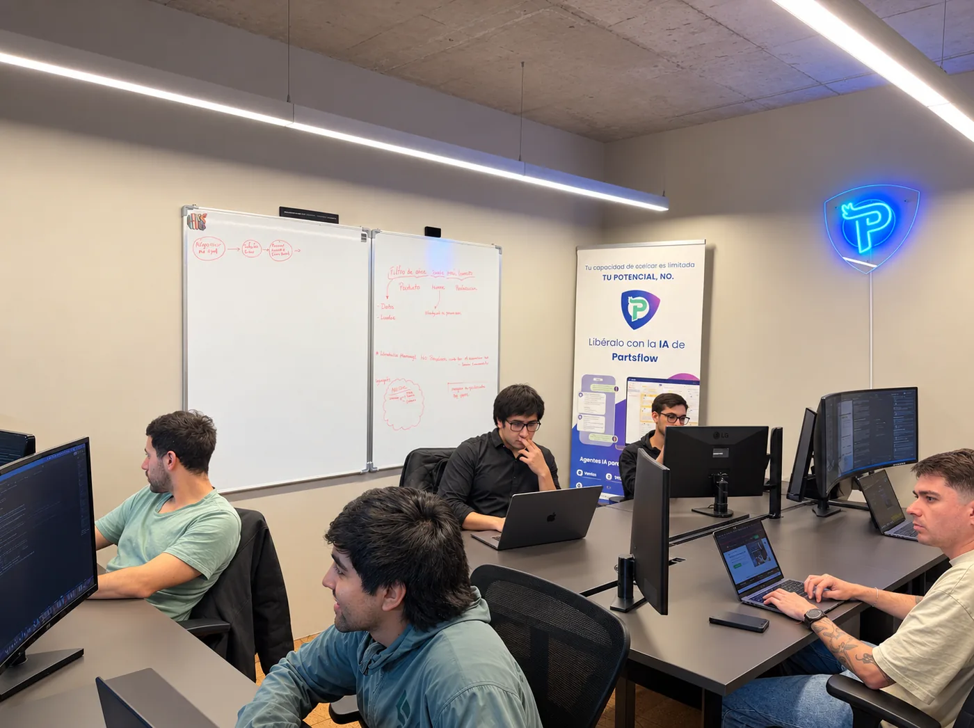 Parte del equipo de Repartes trabajando en sus escritorios en la oficina